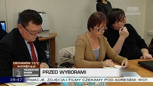 Ewa Pfeifer oraz Witold Zakrzewski z KWW Piotra Waglowskiego w czasie losowania czasu antenowego w TVP Warszawa