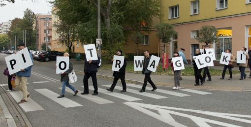 Literki przchodzą na pasach