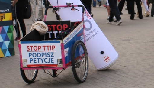 Wózek promójący akcję podpisów pod petycją STOP TTIP